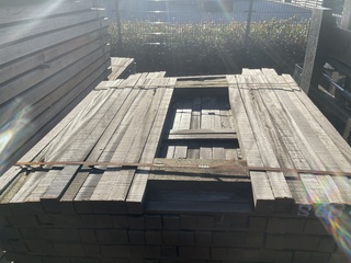 Ca. 138x Guyana Teak palen fijnbezaagd, 40x40mm, lengte 55/100cm, 83/1